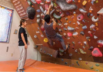 【Rock Climbing Gym KORUPIKI】次はウォールが傾斜になったコースにチャレンジ！