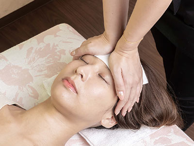 【小顔サロン Riry okinawa】施術風景　額押し