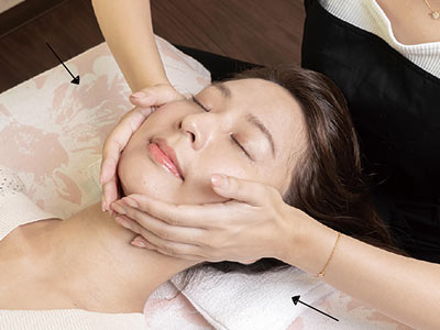 【小顔サロン Riry okinawa】施術風景　横押し