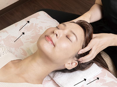 【小顔サロン Riry okinawa】施術風景　オイルマッサージ