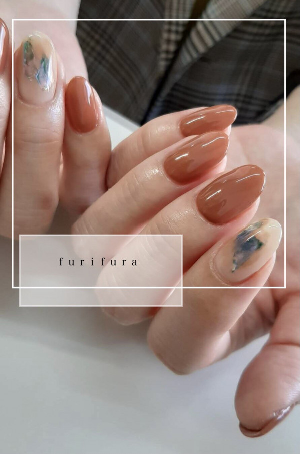 furifura〈フリフラ〉 | アーモンドカラーのニュアンスネイル🥰