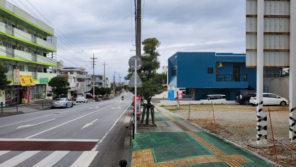 ホワイトニングカフェ 宜野湾店 | 青い建物がホワイトニングカフェ宜野湾店です